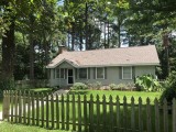3 Bedrooms Pine Grove Cottage - Romantic Getaway on Private Lake