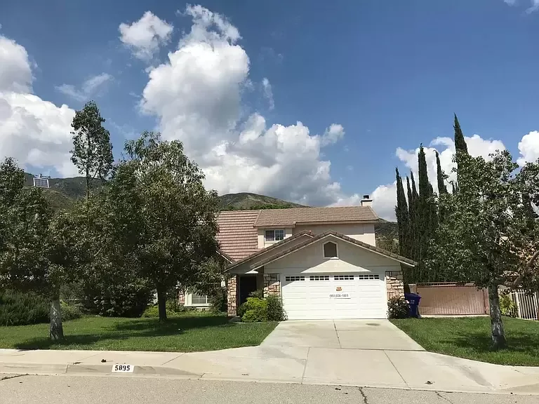 Nice Quiet neighborhood less than 2 miles from CSUSB with views 