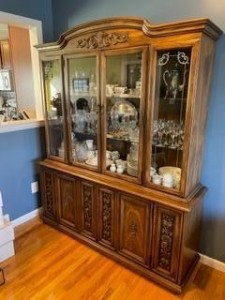 DINING ROOM TABLE 6 CHAIRS and AND HUTCH SET