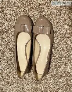 Tan Patton leather Naturalizer shoe with 2 inch heel