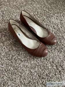 Rich Brown wedge heel pump in size 9