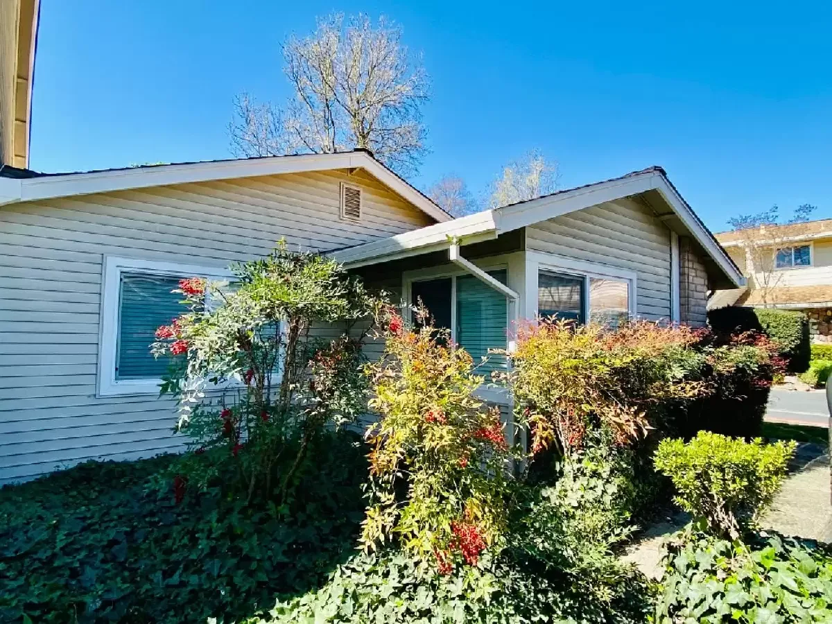 Spacious 2 Bed 2 Bath house for rent at 1900 in Sacramento