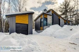 Maison neuve avec acc&egraves au lac dans un domaine priv&eacute