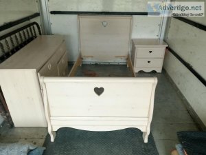 Twin bedroom set with dresser night stand mirror