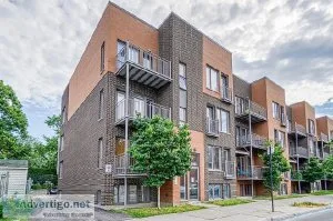 Corner unit 1  1  within walking distance of Sauv&eacute metro A