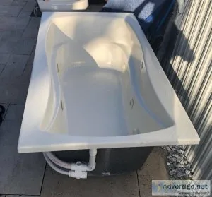 Excellent Bathtub with jets.