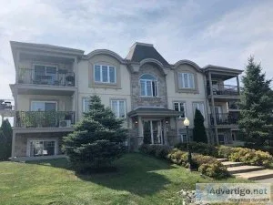 Tr&egraves grand condo 3 chambres &agrave quelques pas du fleuve