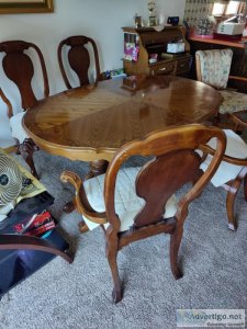 A NICE ANTIQUE TABLE
