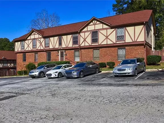 2 blocks off I-20 and 15 minutes from Downtown ATL