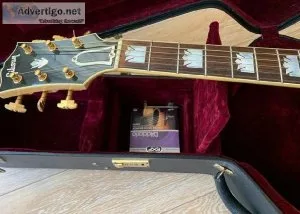 lefthand Gibson Custom Shop SJ-200 5star quilt guitar