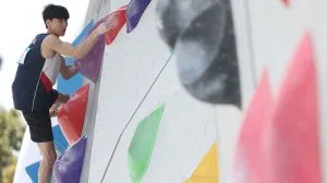 Lee advances to semifinals after topping men s sport climbing co