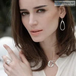 Custom jewelry manufacturers