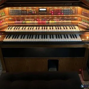 MINT Lowrey Celebration Organ