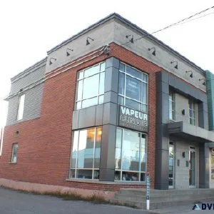 Commercial building with exceptional visibility in La Prairie