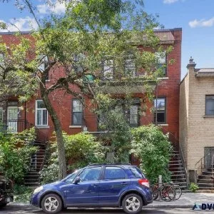 6plex with 6 x 3 12 in the heart of Little Italy in Montreal