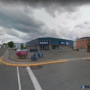 Commercial building on main street in St-Tite