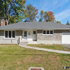 Spacious bungalow in roxboro near the new REM