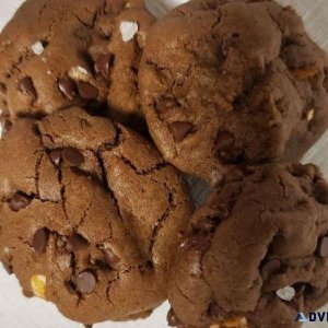 Chocolate pretzel cookies