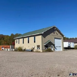 Commercial building with large land Labelle Laurentides