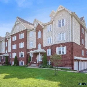 4 12 condo - 1 garage  1 ext. parking Near Old Terrebonne