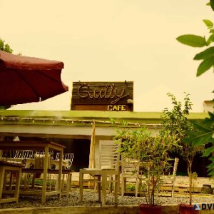 Famous Places to Eat in Noida - The Gully Cafe