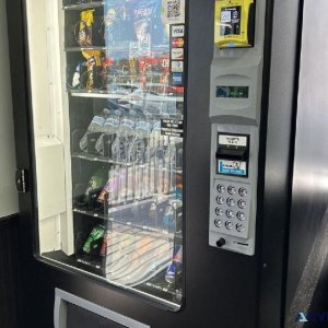 VENDING MACHINE WITH CREDIT CARD READER