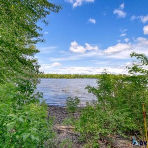 Magnifique terrain au bord de l eau à Laval Sainte-Rose