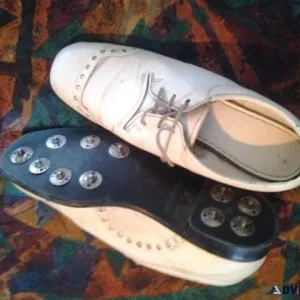 WMS. GOLF SHOES AND BALLS
