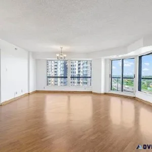 Grand condo avec garage et vue panoramique &agrave Brossard