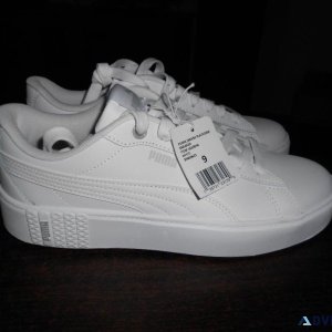 Sneakers Ladies Puma Bright White size 9 Brand NEW