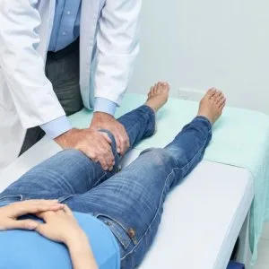 Choose your best knee replacement surgeon in delhi
