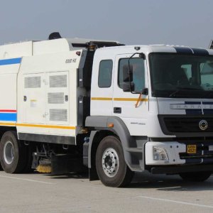 Industrial road sweeper