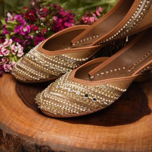 Unmatched elegance in every stitch of hand-embroidered juttis