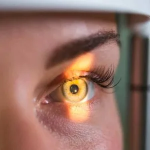 Consult a retina specialist in mumbai for vision issues