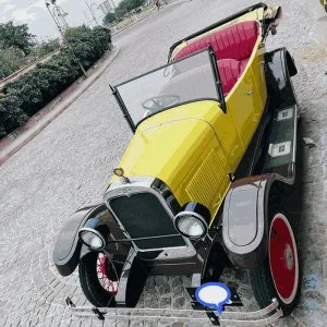 Vintage car rental for pre-wedding shoot