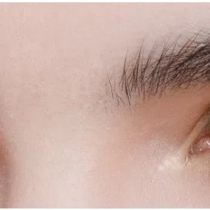 Natural & comfortable brown eye contacts
