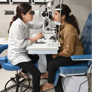 Ophthalmologist in parel