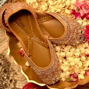 Buy bridal juttis for an elegant bridal look and comfort through